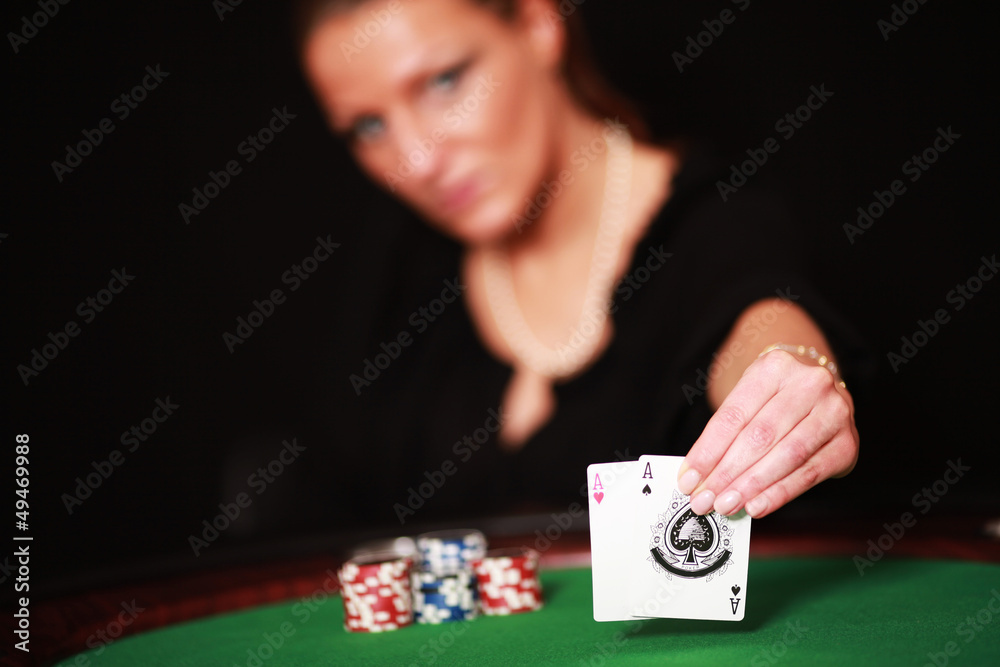 Frau spielt Poker Frau spielt Poker