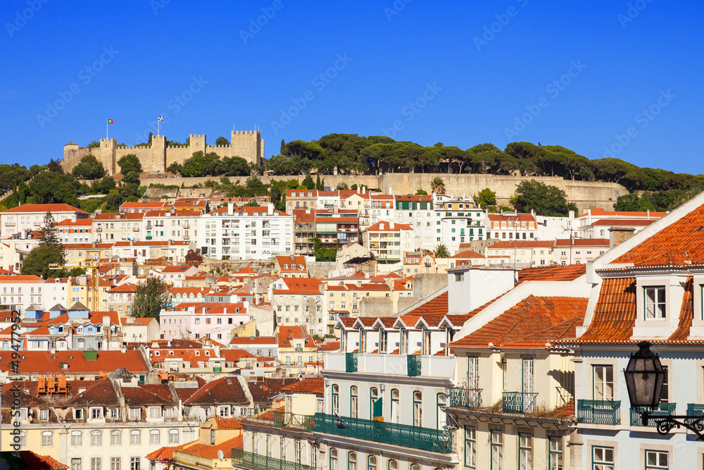 Obraz premium Sao Jorge castle over the rooftops of Lisboa downtown. Portugal