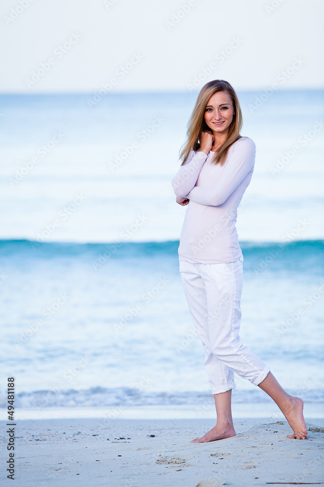 junge attraktive blonde frau spaziert am strand junge attraktive blonde frau spaziert am strand