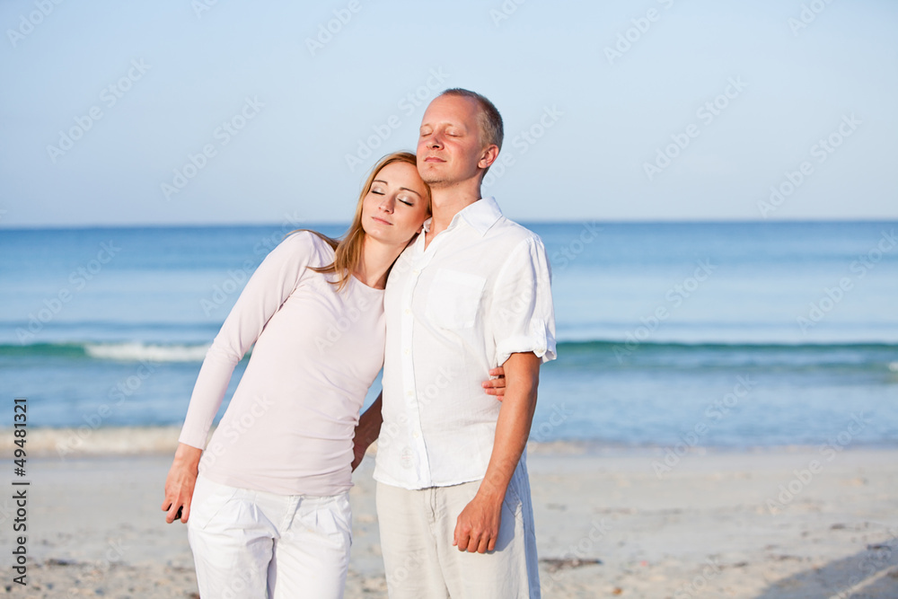 junges glückliches verliebtes paar  am strand