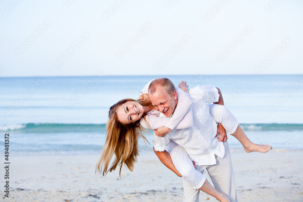 junges glückliches verliebtes paar am strand junges glückliches verliebtes paar am strand