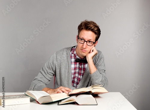 Student grübelt über seine Büchern