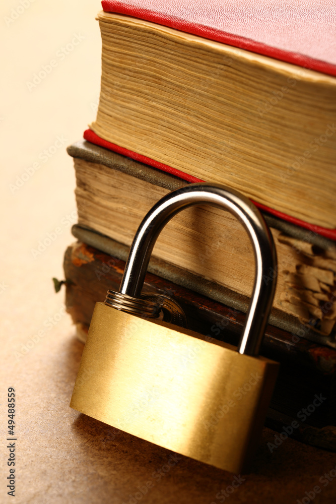 Naklejka premium Pile of old books and keylock
