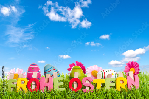 Text Frohe Ostern mit Frühlingswölkchen auf Wiese