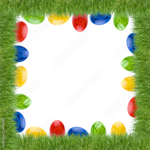 Bunte Ostereier im Gras