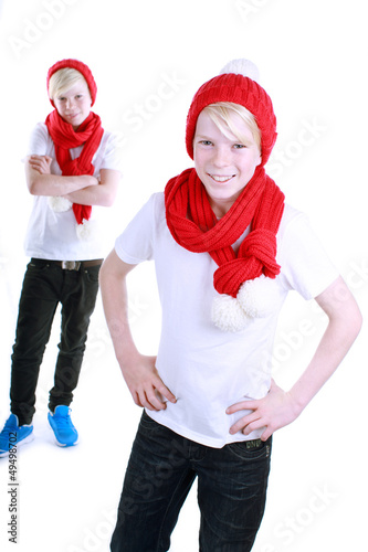 Zwei Kinder mit Weihnachtsmützen - young boys with christmascap photo