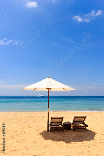 Sunbeds and umbrella on the beach © Netfalls