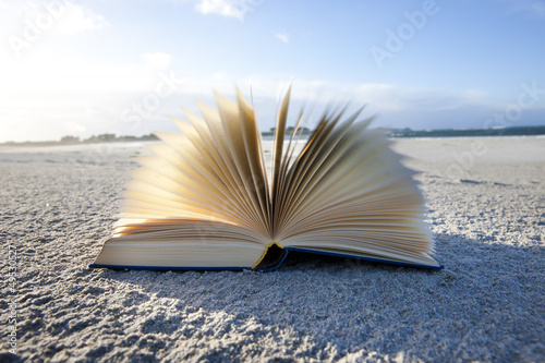 Buch im Sand