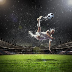 Acrylglasbilder Fußball fürs Kinderzimmer Stürmer schießt kraftvoll aufs Tor  © Sergey Nivens