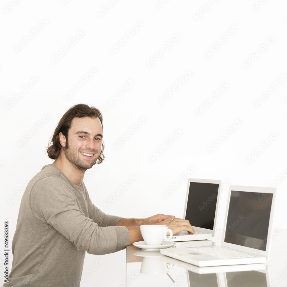 Mann arbeitet mit Laptop Mann arbeitet mit Laptop