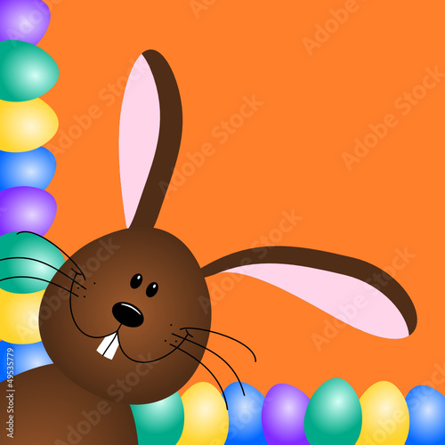 Lachender Osterhase mit bunten Ostereiern