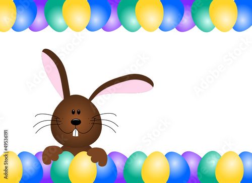 Brauner Hase verseckt sich hinter bunten Eiern