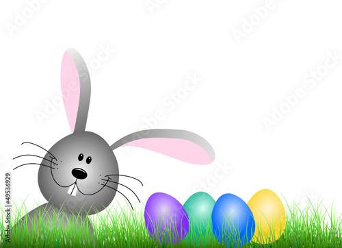 Grauer Hase im Gras mit Eiern