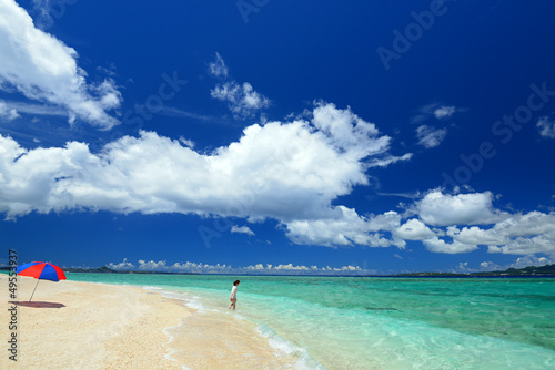 Fototapeta Naklejka Na Ścianę i Meble -  南国沖縄の美しいビーチで寛ぐ女性