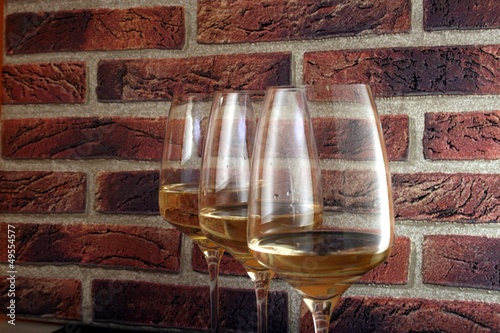 Bicchiere di vino bianco su sfondo di mattoni