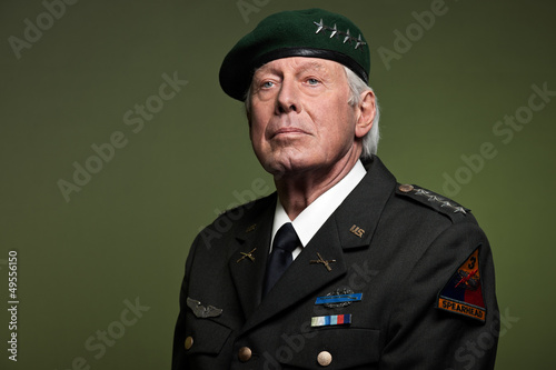 Photo US military general wearing beret. Studio portrait.
