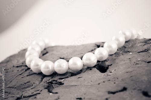 Necklace with pearl jewel