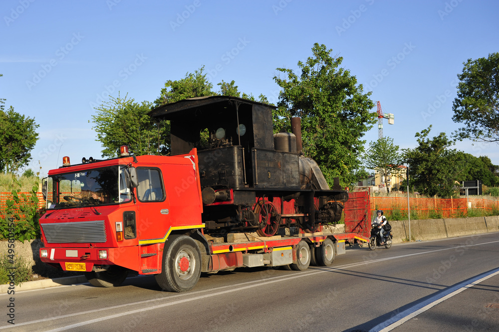 Naklejka premium Steam train on a trailer