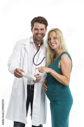 Arzt spricht mit einer Schwangeren