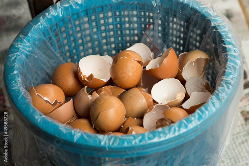 Fotografía Leftover eggs shell in a trash can