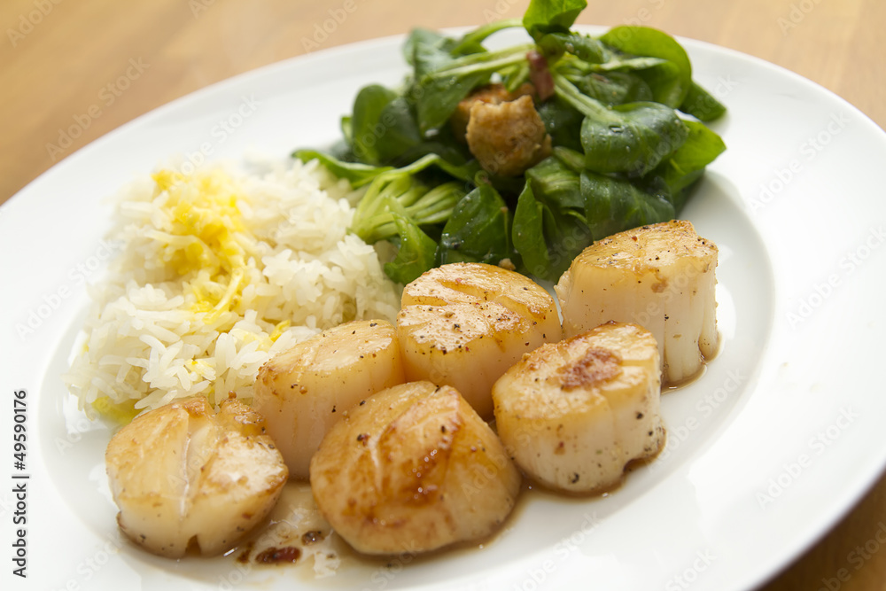 Jakobsmuscheln mit Reis, Safransosse und Feldsalat Stock Photo | Adobe ...