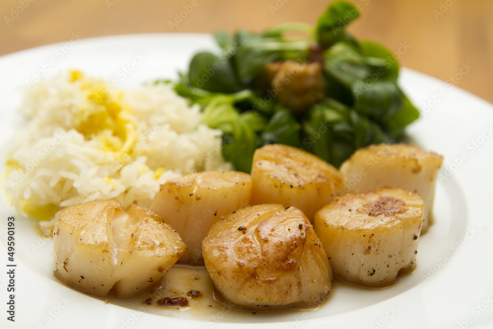 Jakobsmuscheln mit Reis, Safransosse und Feldsalat Jakobsmuscheln mit Reis, Safransosse und Feldsalat