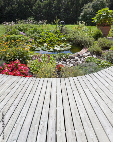 Gartenanlage mit Teich photo