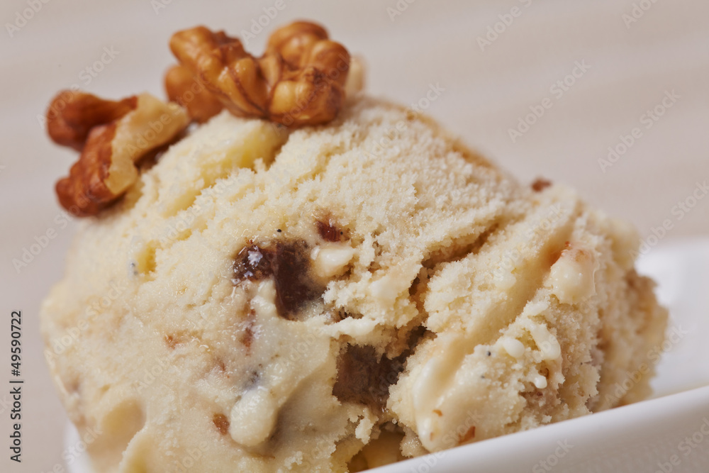 Walnusseis mit Krokant und Walnüssen Walnusseis mit Krokant und Walnüssen