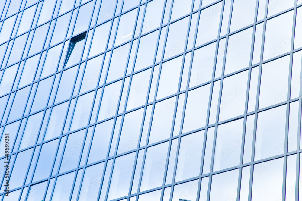 Glasfassade eines Hochhauses - offenes Fenster