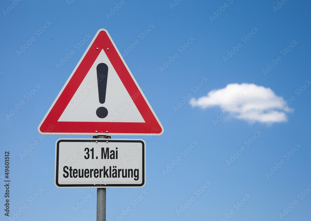 Achtung Schild mit Wolke 31. MAI STEUERERKLÄRUNG Achtung Schild mit Wolke 31. MAI STEUERERKLÄRUNG