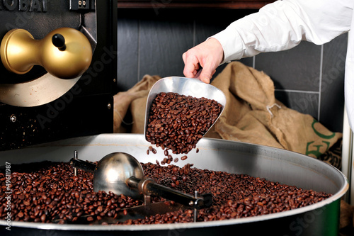 Kaffeerösten - Kaffee auf der Schaufel