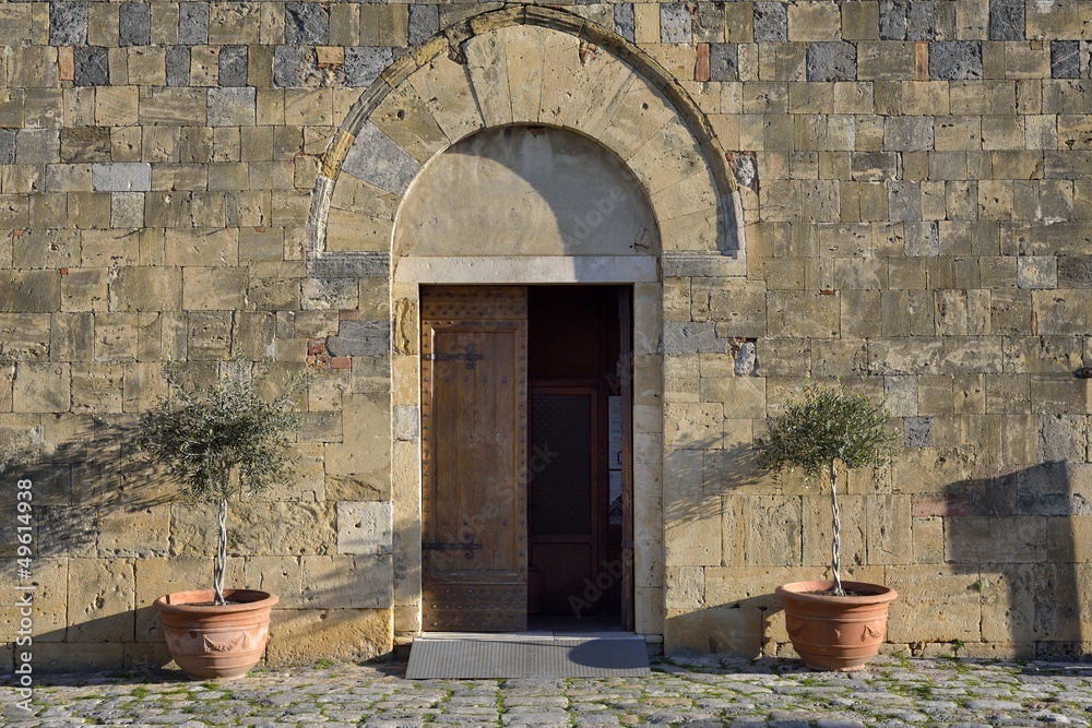 The entrance of Santa Maria Church (Monteriggioni)