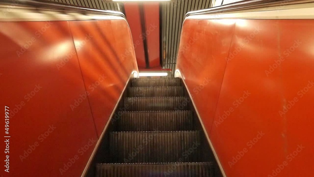 fahrt auf einer rolltreppe nach oben - escalator up