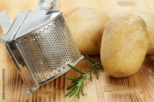 Kartoffelpresse und Kartoffeln