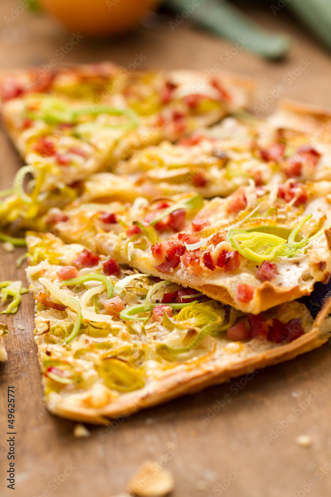 Flammkuchen mit Lauch und Schinkenwürfeln Stock Photo | Adobe Stock