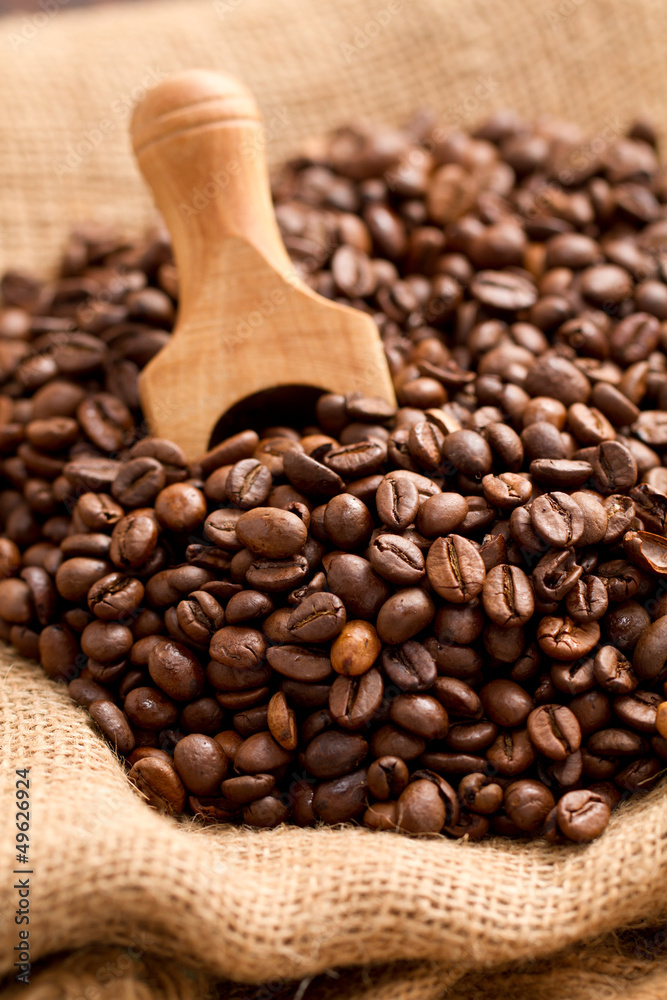 Fototapeta premium Geröstete Kaffeebohnen auf Jutesack