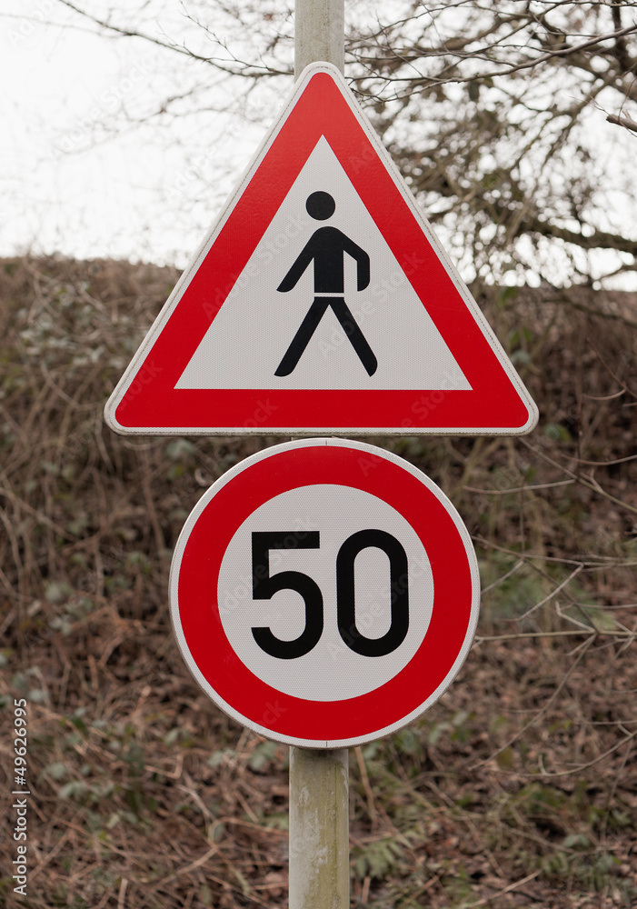 Achtung Fussgänger - Höchstgeschwindigkeit 50 km/h Achtung Fussgänger - Höchstgeschwindigkeit 50 km/h