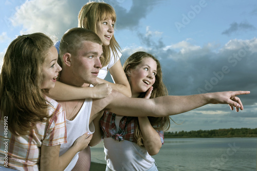 Fotografija The guy specifies to girls