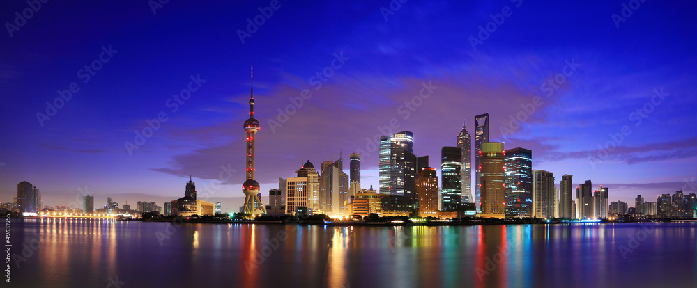 Naklejka premium Lujiazui Finance & Trade Zone w Szanghaju o świcie