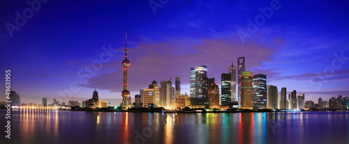 Photo Lujiazui Finance&Trade Zone of Shanghai landmark skyline at dawn
