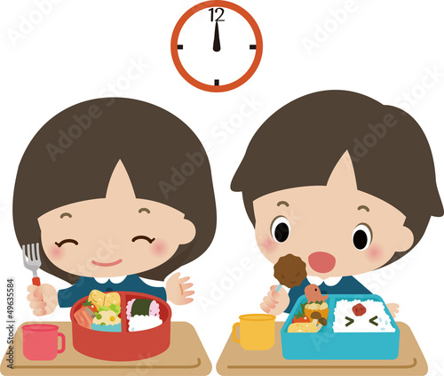 お弁当を食べる小さな男の子と女の子