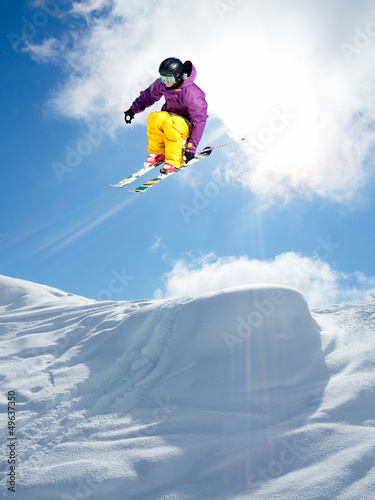 salto con gli sci in neve fresca