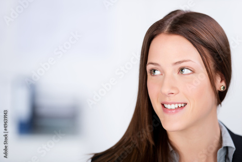 junge frau im büro