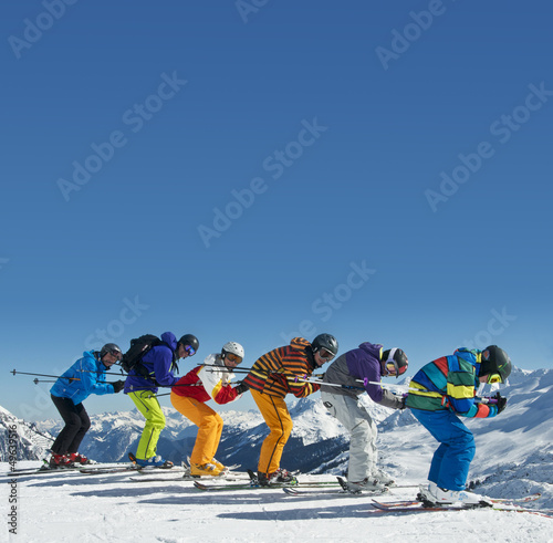 Gruppe Skifahrer in Abfahrtshocke