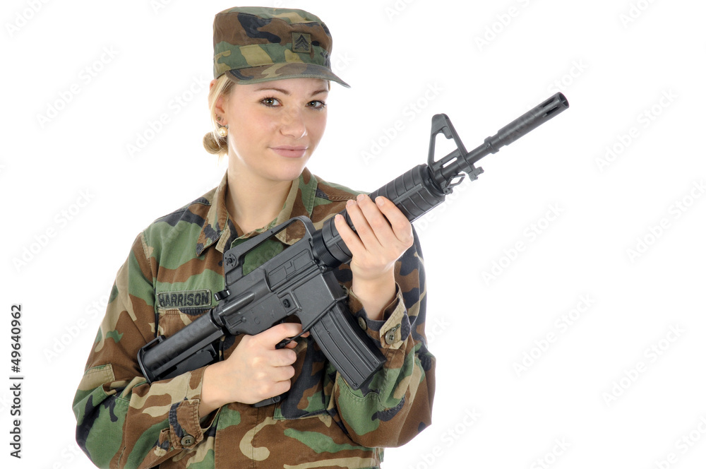 Junge Frau in Armeeuniform hält Gewehr Junge Frau in Armeeuniform hält Gewehr