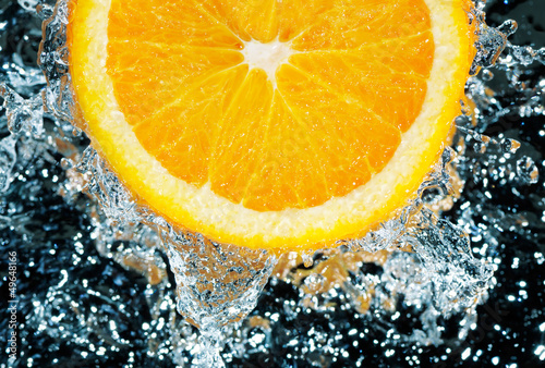 Fototapeta Naklejka Na Ścianę i Meble -  fresh orange in water