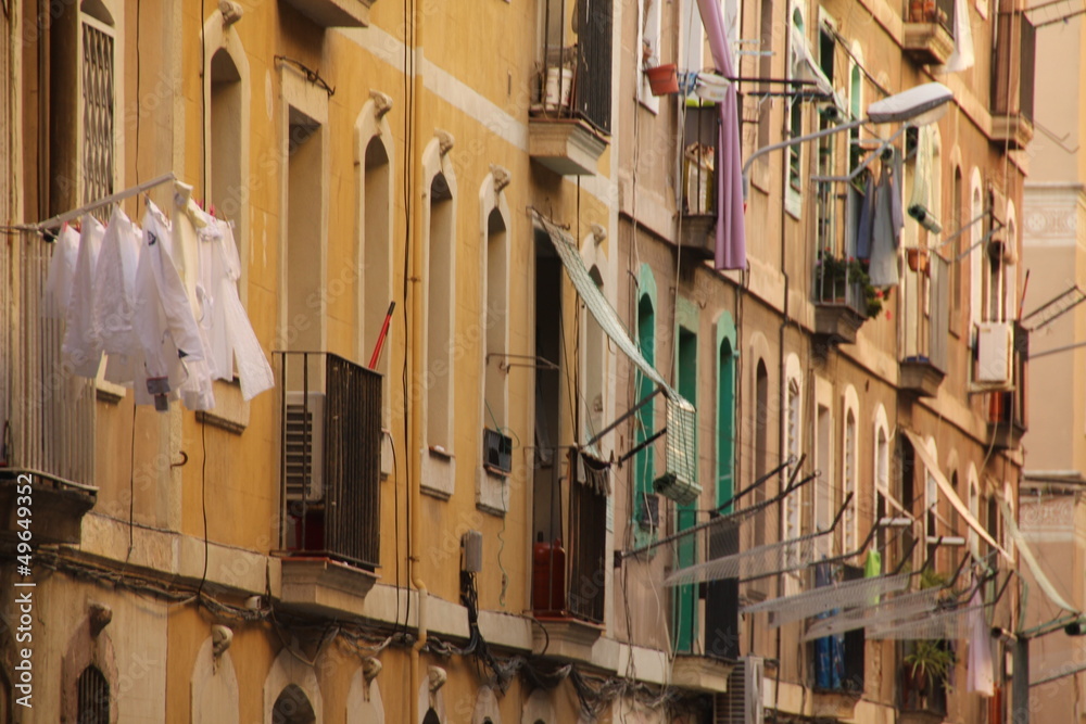 Fototapeta premium Bloque de apartamentos en el barrio de Barceloneta, Barcelona