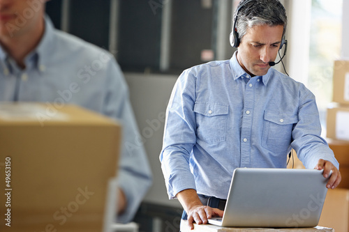 Konstfotografi Manager Using Headset In Distribution Warehouse