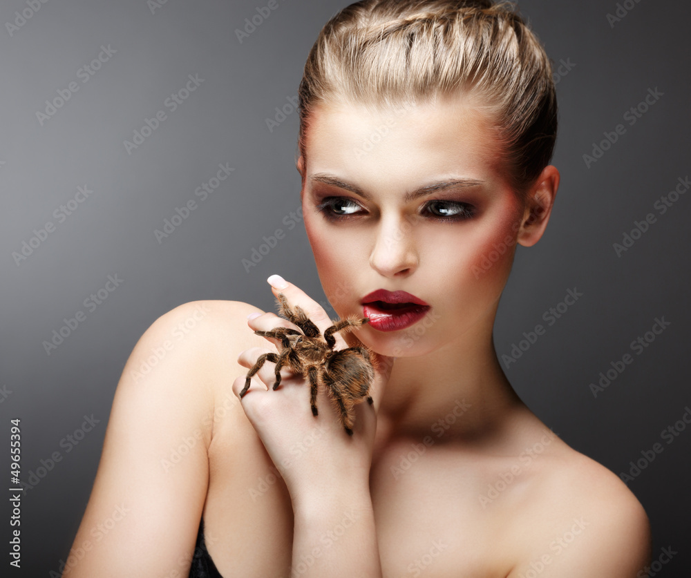 Obraz premium Beautiful Girl Holding Live Tamed Spider in her Hand