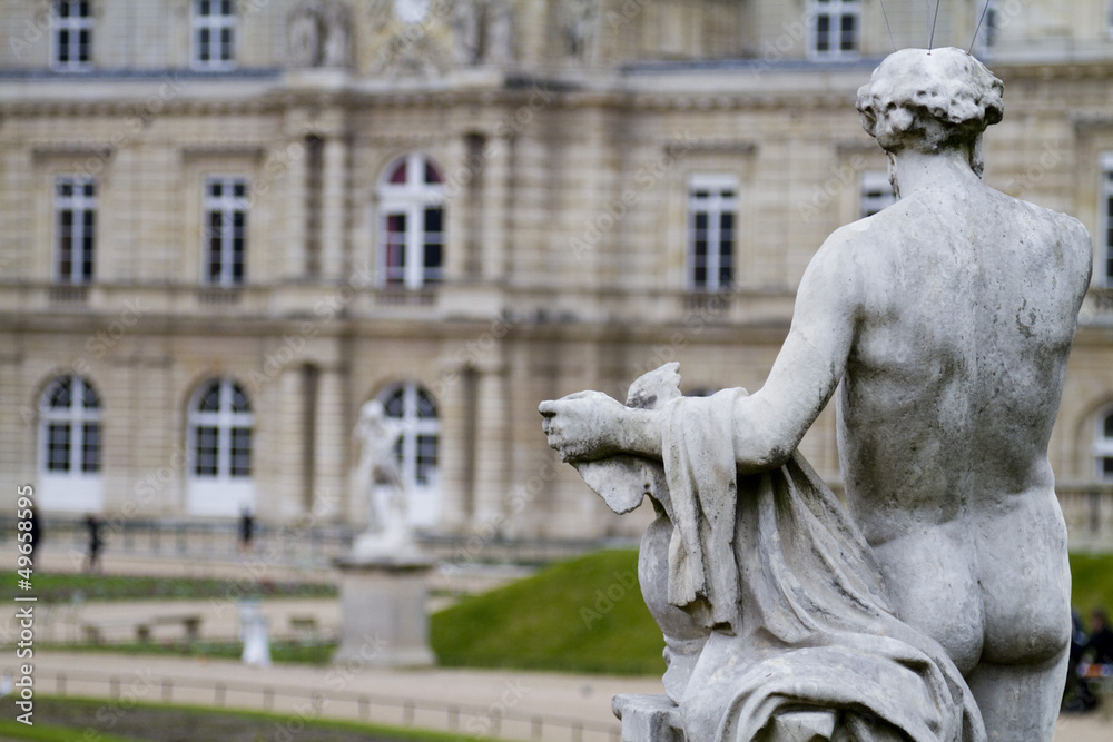 statua davanti al palazzo di lussemburgo, parigi